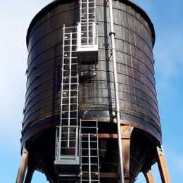 Fixed ladder with vertical lifeline on a silo Fixed ladders with vertical lifeline and resting platforms on a silo.